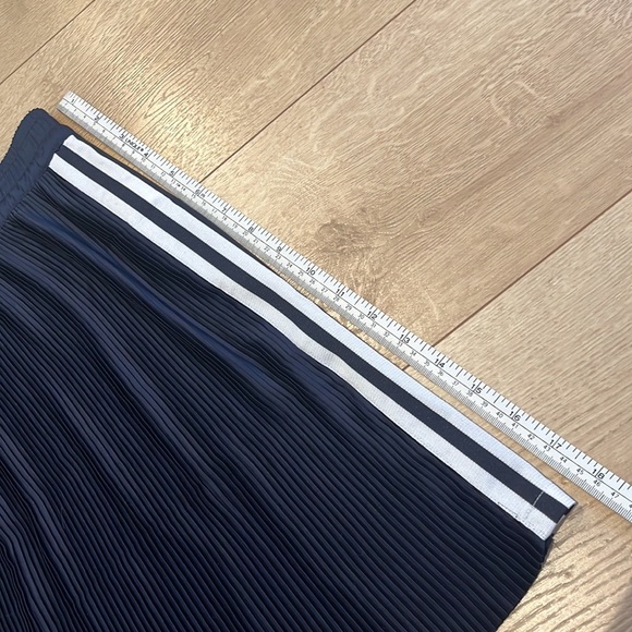 Adidas pleated mini skirt with 3 stripes. - Picture 2 of 6